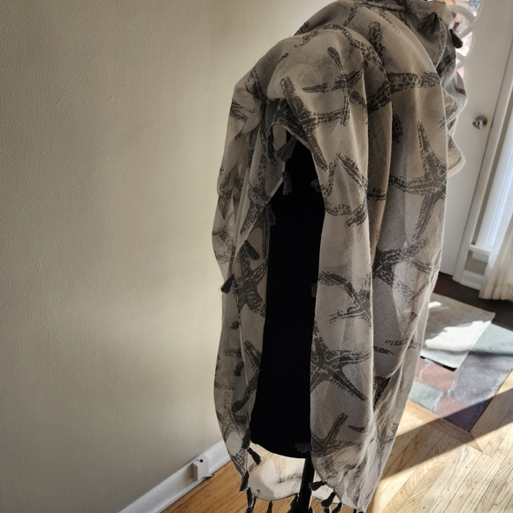 Do everything in love Starfish Patterned Scarf - Picture 3 of 5